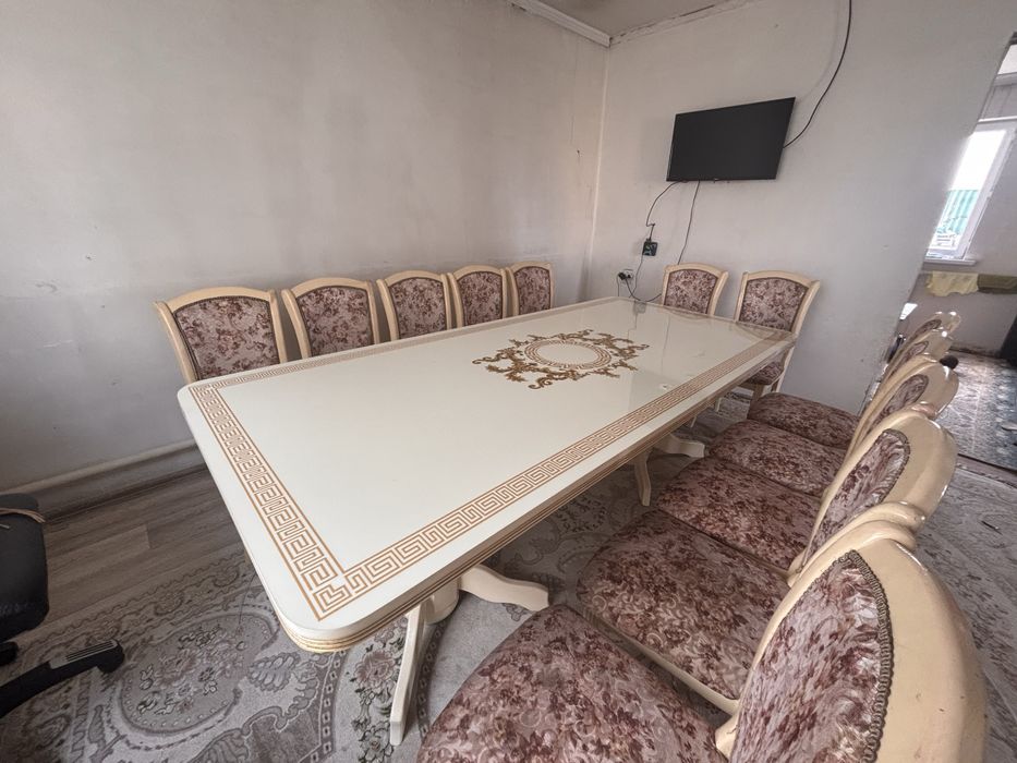 Стол со стульями