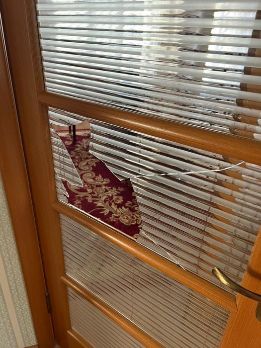 Замена стекла, зеркало, стеклопакета. Замена стекла на двери.