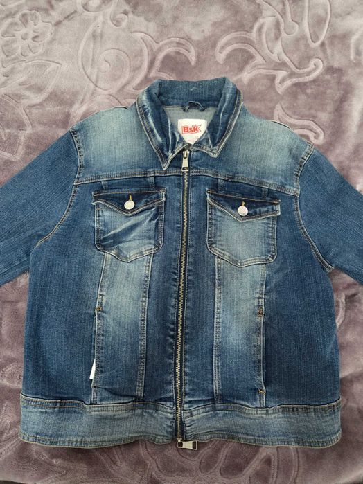 Vand geaca de blugi NOUA, dama, marca Bershka, marime 38 ori M