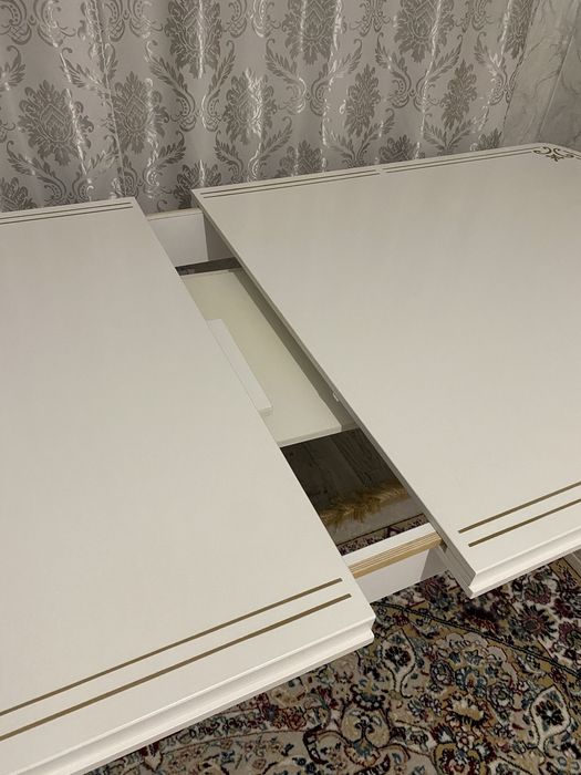 Стол гостиный белый