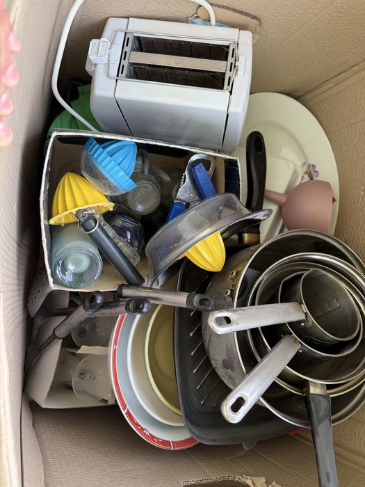 Donez farfurii + oale + toaster