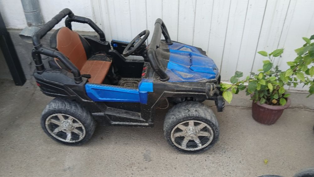 Bolalar mashinasi sotiladi