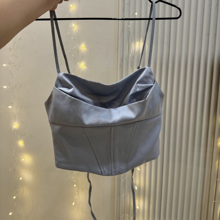 Нежно-голубой сатиновый топ