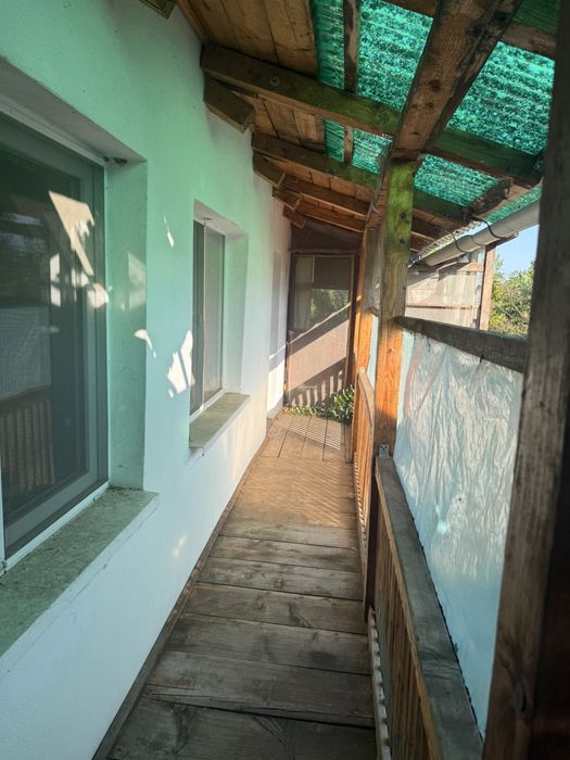 Casă primitoare în Șandra, cu curte, grădină și toate utilitățile incluse. Proprietate versatilă, ideală pentru renovare sau noi proiecte.