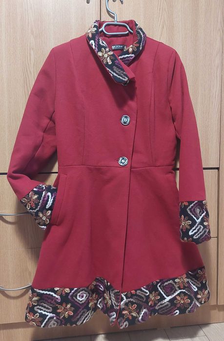 Palton rosu cu broderie