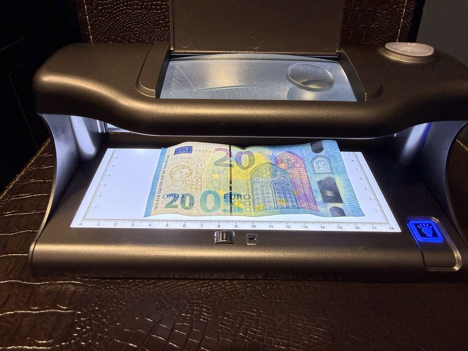 UV лампа за проверка на фалшиви банкноти, карти и лични документи!