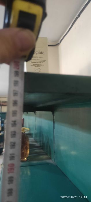 Метални рафтове от хранителен магазин