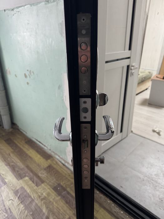 Продам железную дверь