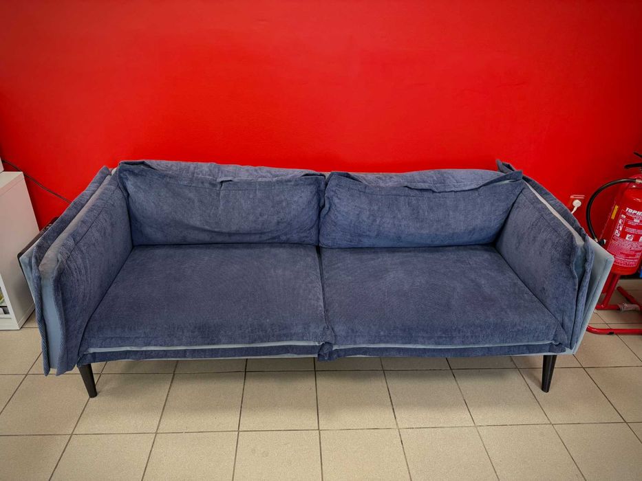 Тъмносин триместен диван