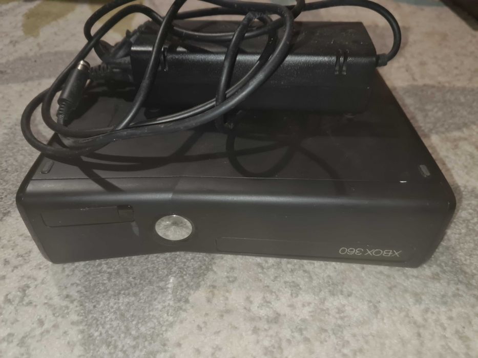 Xbox 360 черен с захранващ кабел. За годините си е много запазен.