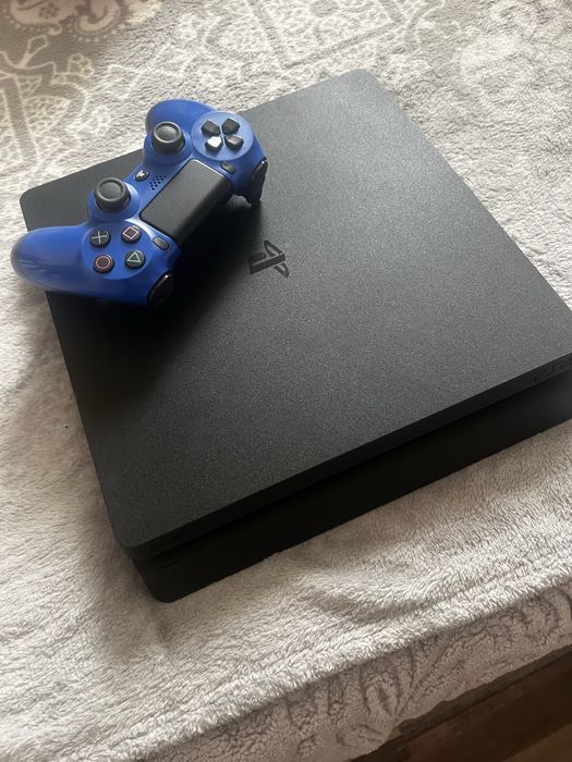 Vand ps4 cu maneta si 3 jocuri