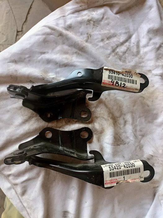 Петля капота Тойота РАФ 4  с 2000 по 2005год