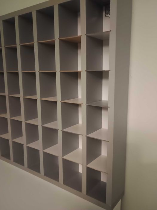 Vând raft depozitare 48 compartimente