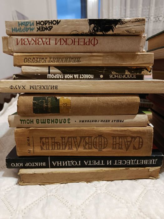 Книги от български автори и чуждестранни.