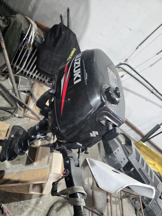 vând motor barca suzuki four strofe