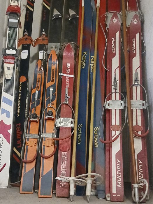 Стари дървени ски и стари  щеки