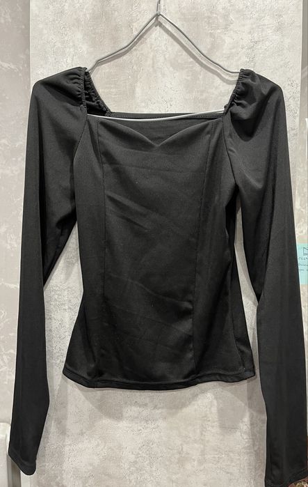 Черная приталенная блузка
