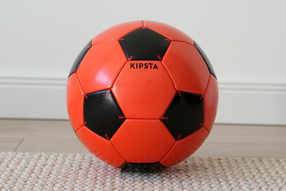 Lot 4 mingi de fotbal si volei