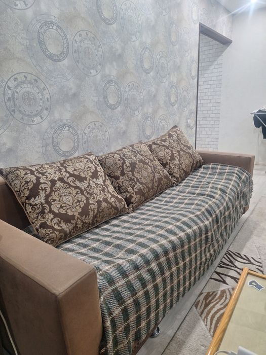 Продам диван раскладной, с подушками