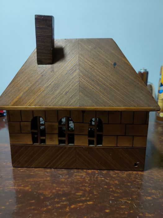 Căsuța decorativa construită manual.