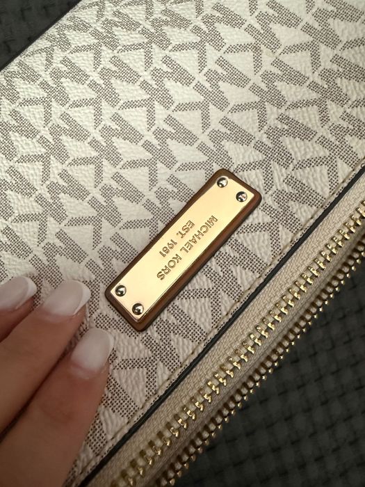 Бежова чанта Michael Kors