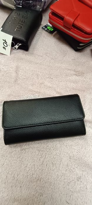 Продавам дамски портфейл