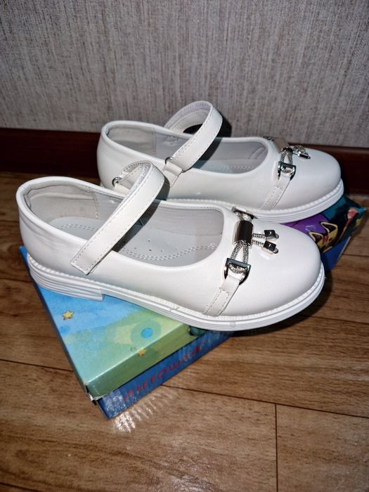 Продам туфли для  девочки