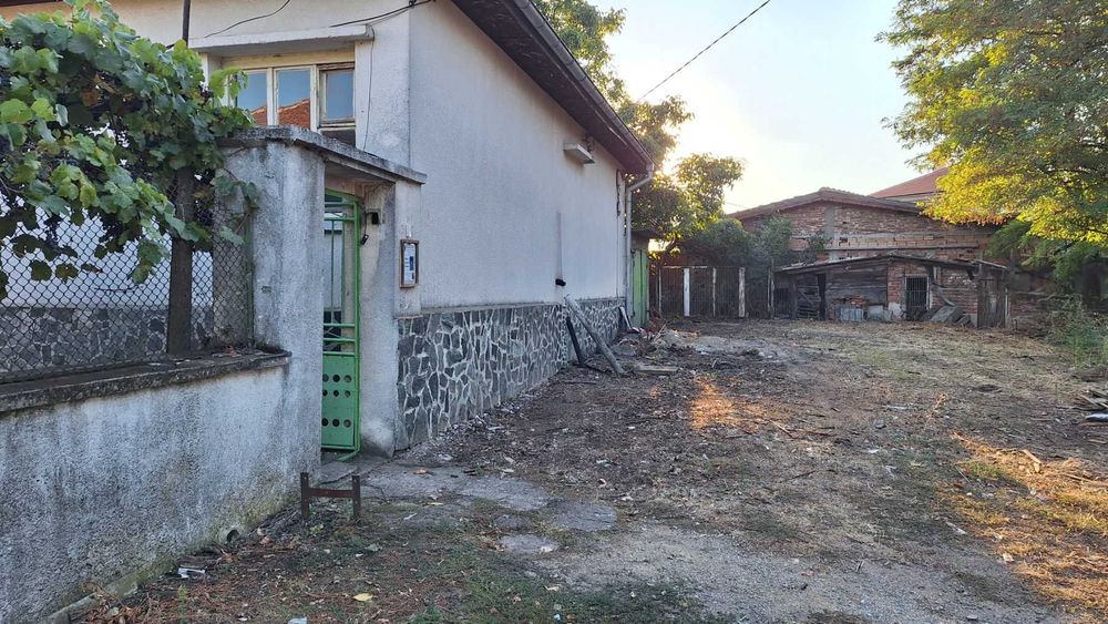 Продава къща с двор