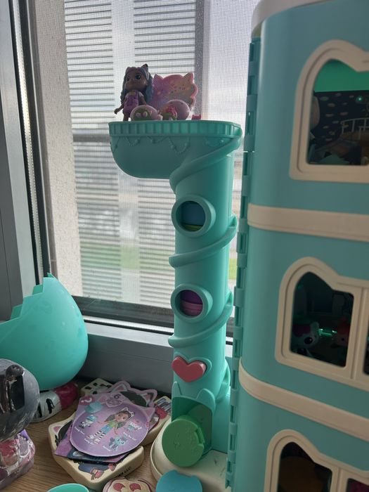 Vindem casuta de papusi Gabby’s Doolhouse cu toate accesoriile stranse de-a lungul timpului in stare excelenta!