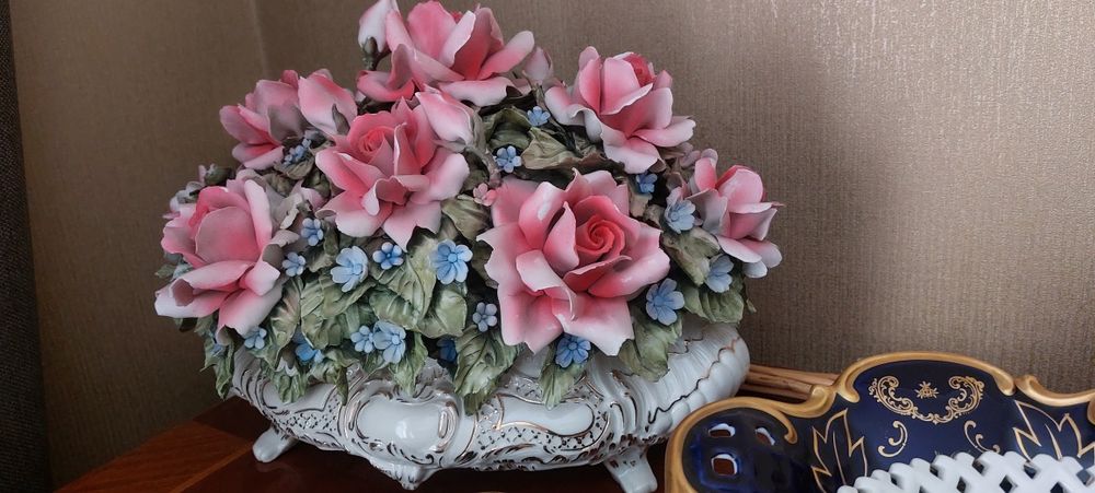 Фарфоровая ваза с цветами ручная работа