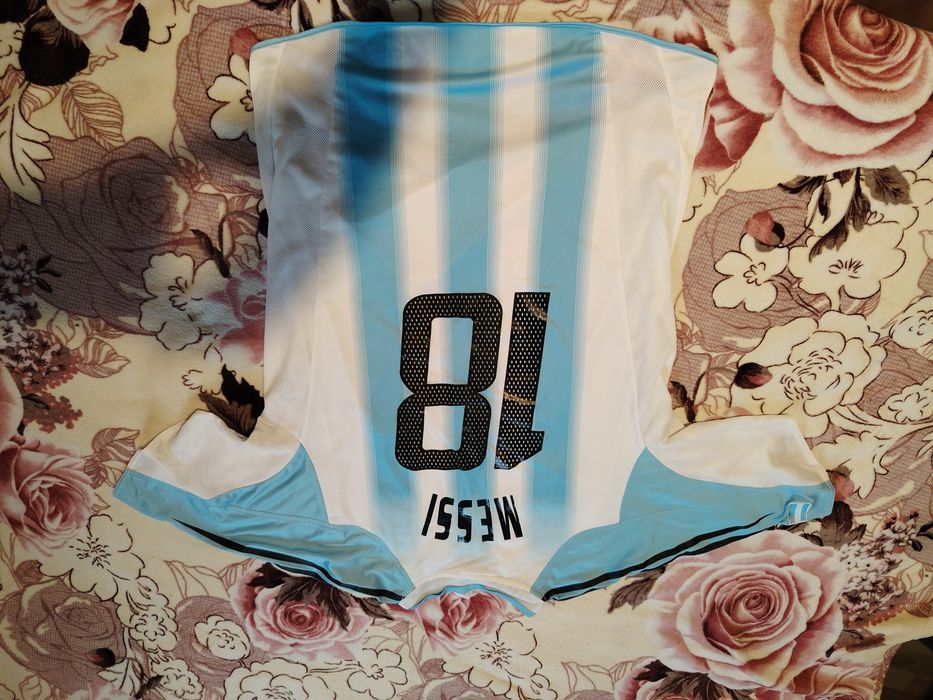 Vând tricou cu Messi original aproape nou