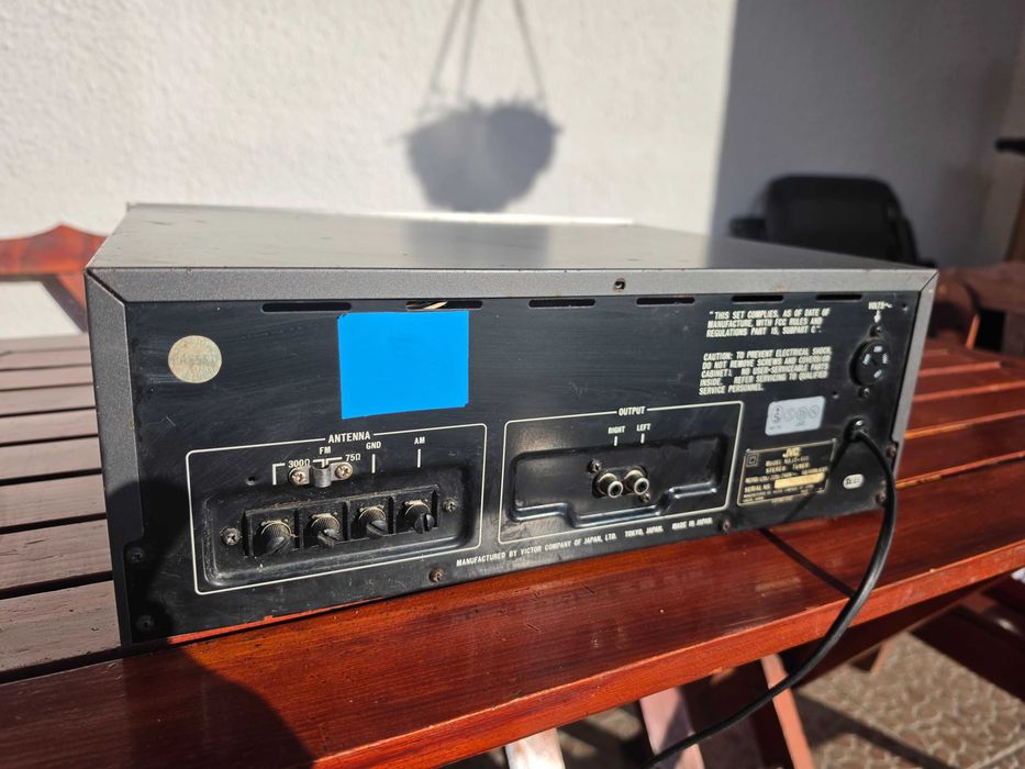 Vând tuner radio stereo JVC JT-V11, model vintage, fabricat în Japonia.