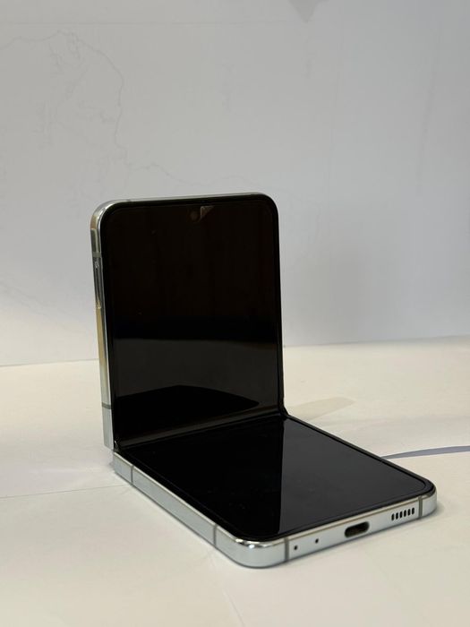 Samsung Galaxy Z Flip 5 | 256GB | Factory Unlocked | Garanție 15.09.26