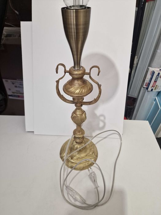 Бронзова настолна лампа ретро.