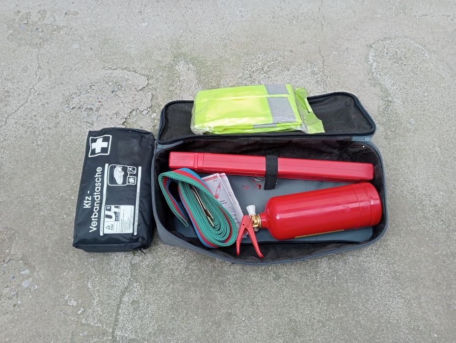 Аварииные знаки и аптечки.