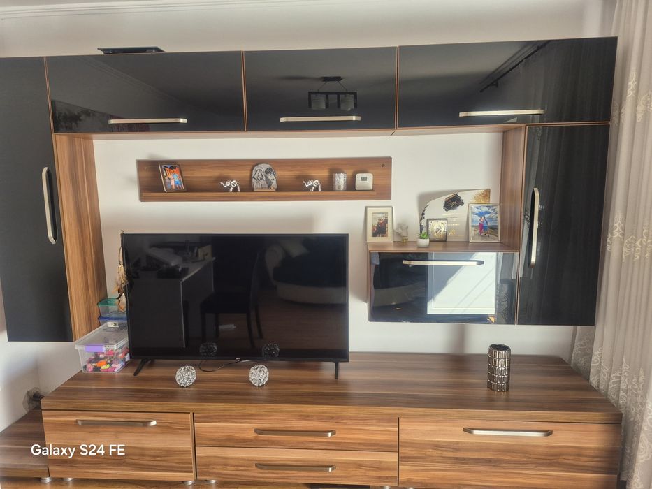 Vând mobila de living