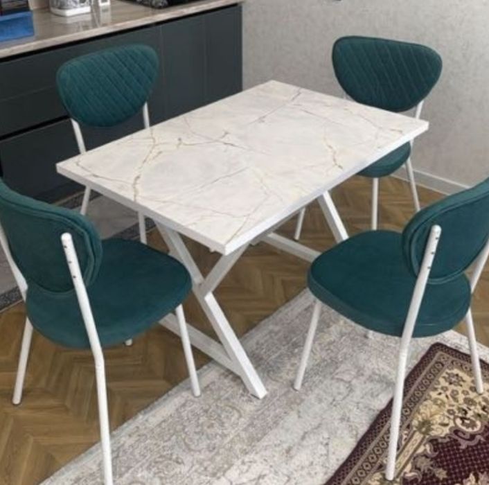 Стол со стульями