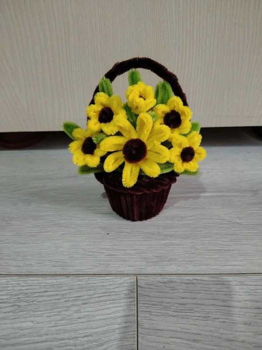 Flori lucrate manual din sarma plusata