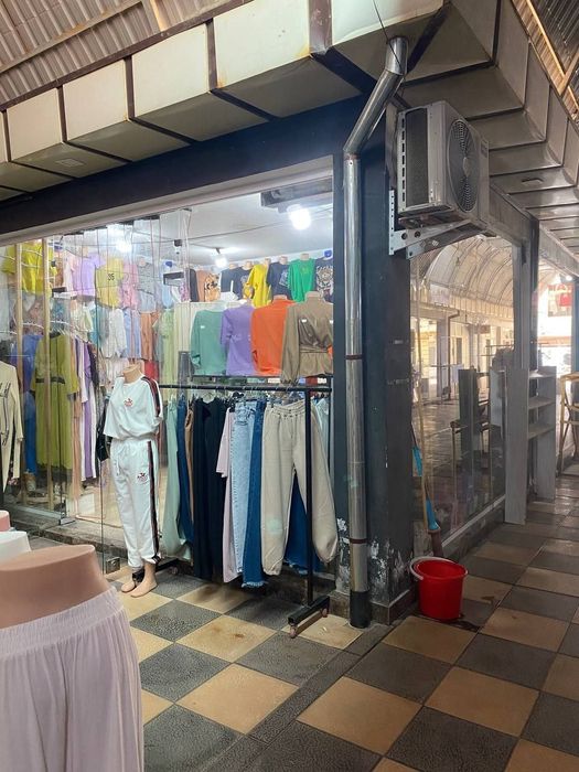 Kiyim do'koni. Oydin bozori ichida.