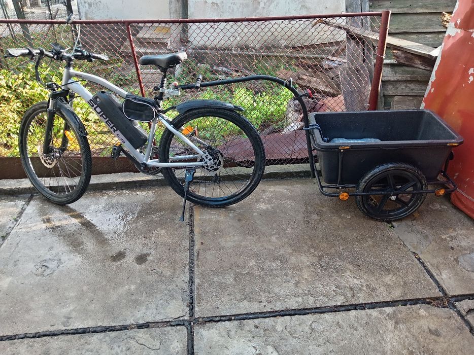Vind bicicleta electrica cu remorca este de 2 săptămâni motor 150w și una pe benzina motor 80cc  moua are 2 luni