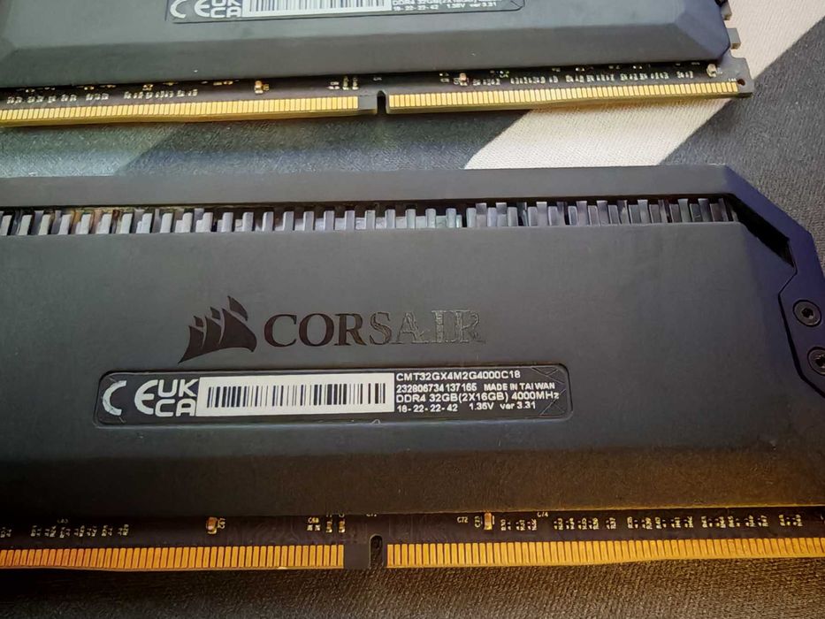 Рам памет Corsair DOMINATOR PLATINUM RGB 32GB (2 x 16GB) DDR4 4000MHz
