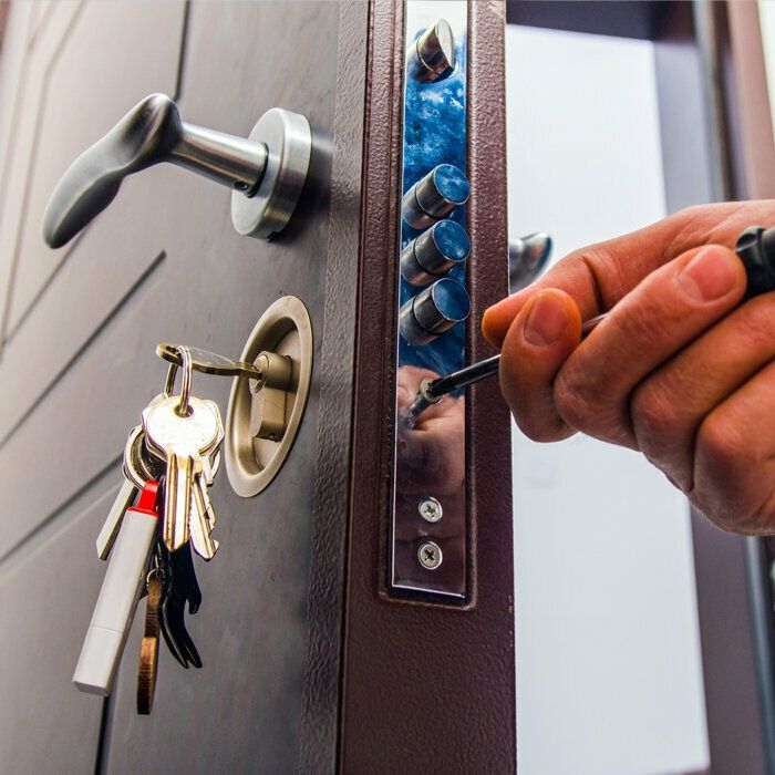 Вскрытие замков. Ремонт замков. Ремонт дверей.