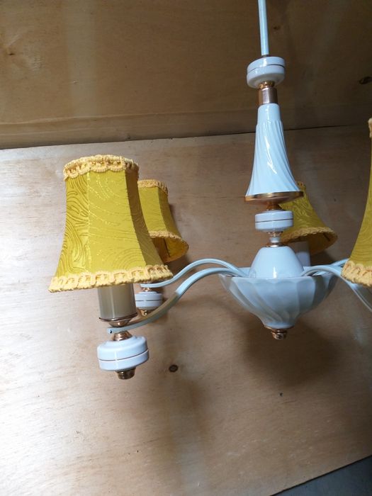 Люстра-светильник, фарфоровая.