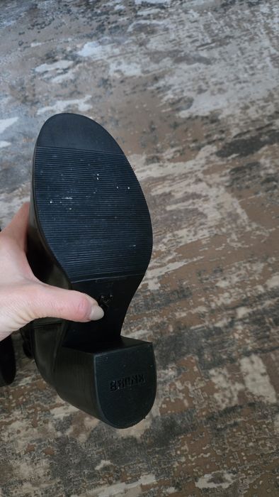 Стилни кожени боти