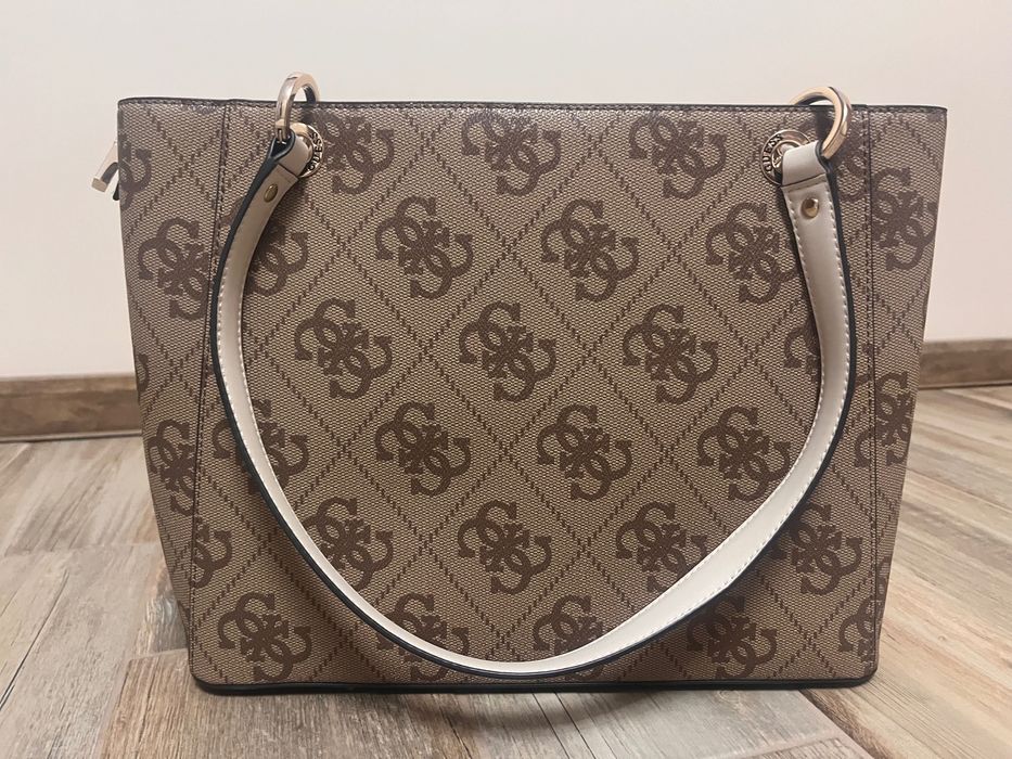 Чанта Guess
Вътрешен джоб с цип
Цялостен десен
Имитация на кожа
Цип