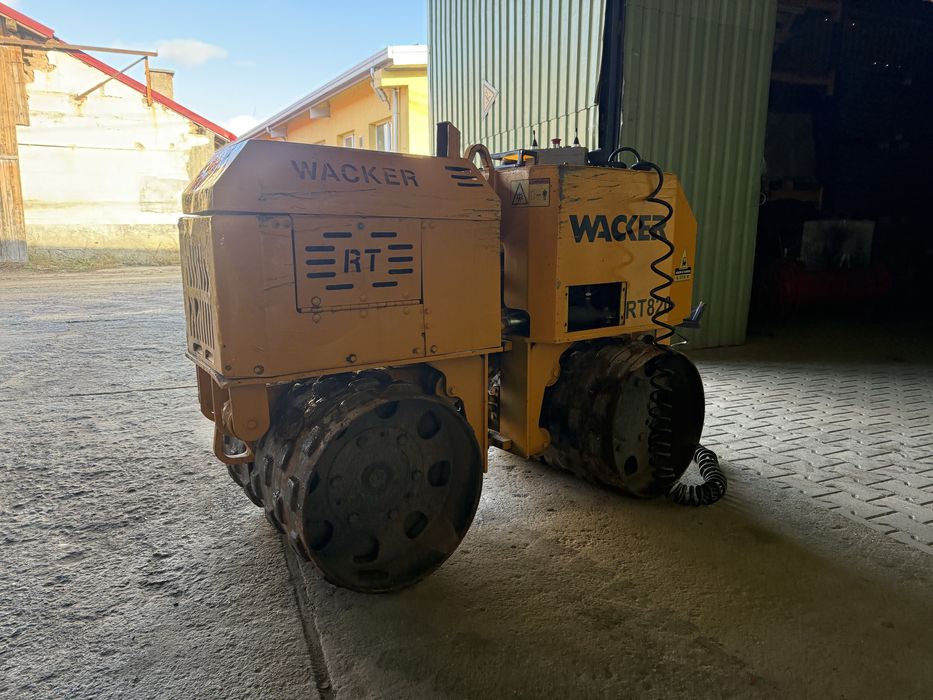 De vanzare sau da inchiriat Vibrocompactor cu picior de oaie .