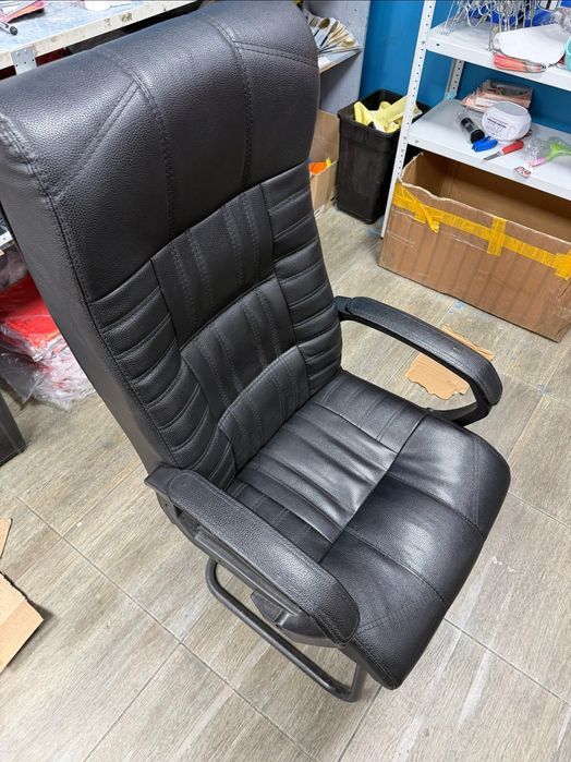 Кресло кожаное в отличном состоянии