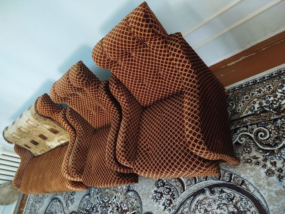 Продаётся диван с креслом комплект