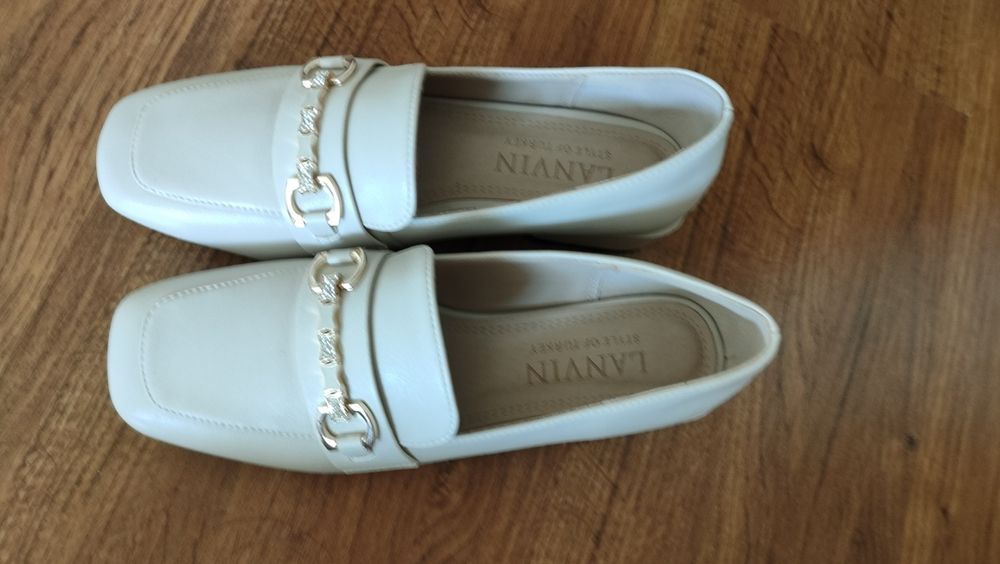 Белые туфли от бренда Ланвин