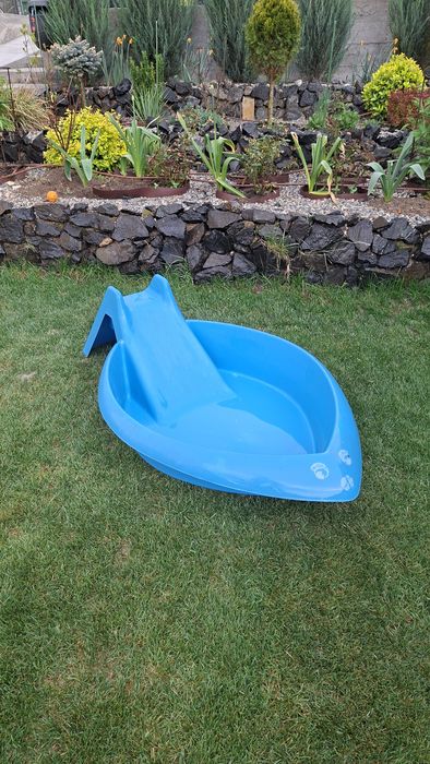 Piscina cu tobogan pentru copii